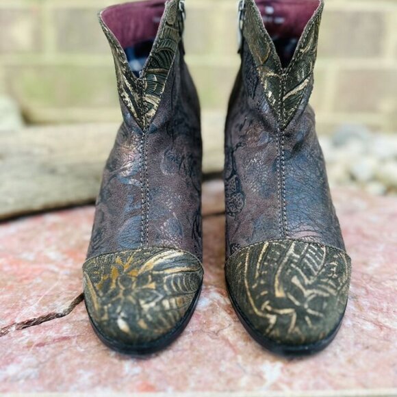 L'Artiste by Spring Step Sz 36/5.5 US Lidia Brown/Gold Embossed Heels Ankle Boot - Picture 2 of 9